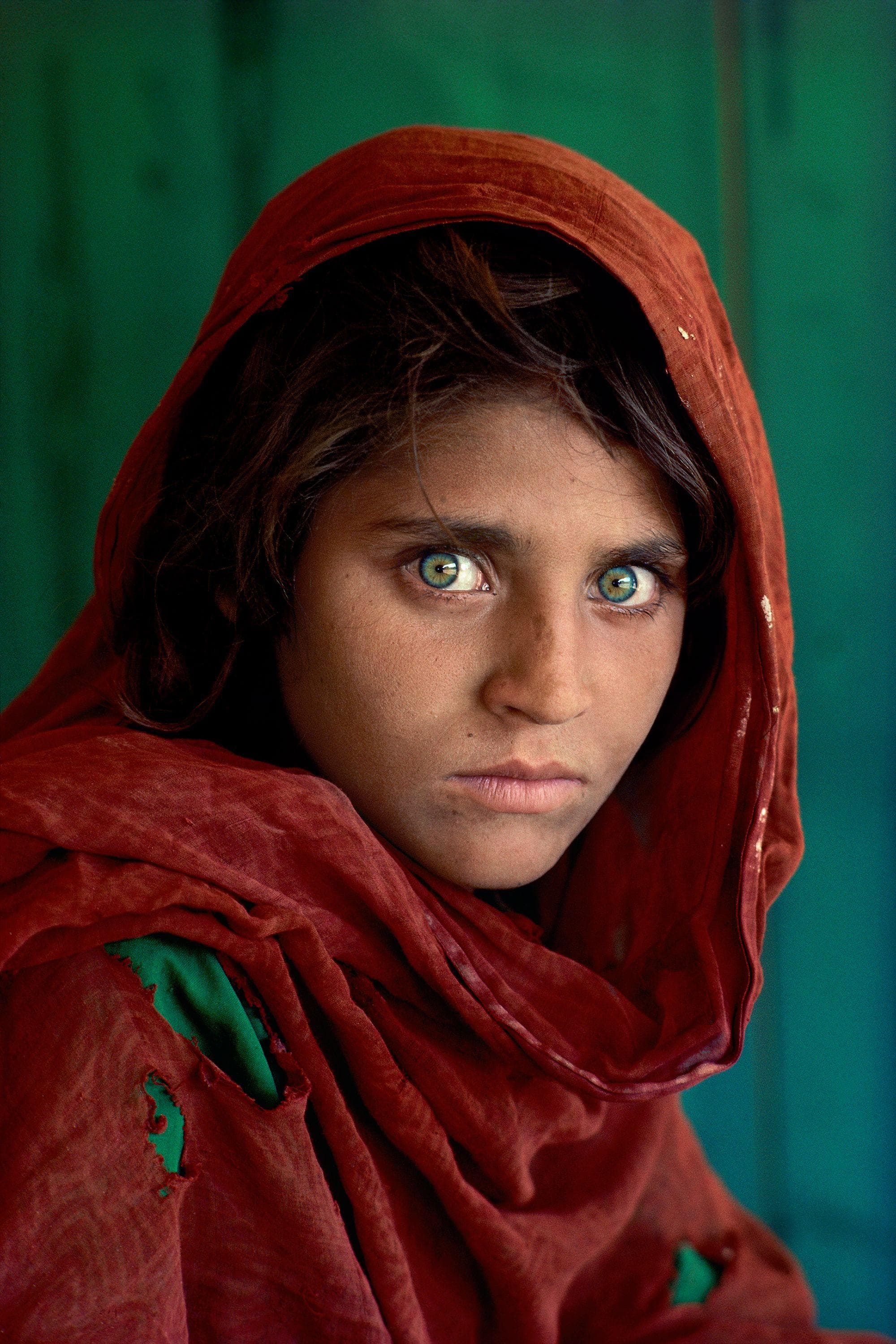 Sharbat Gula with piercing green eyes — Afghan Girl by Steve McCurry, 1984